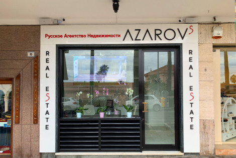 Kiinteistönvälitystoimiston AZAROVS toimisto San Remossa, corso Imperatrice, 8 "leveys =
